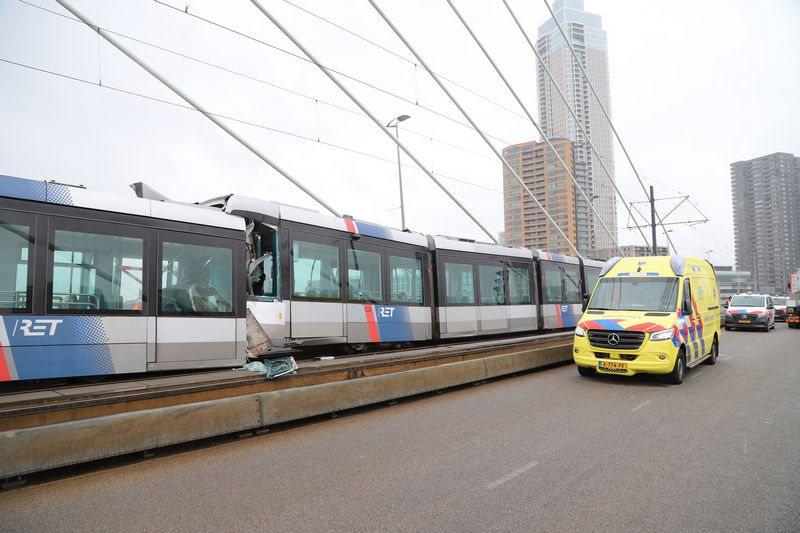 zware trambotsing op Erasmusbrug in Rotterdam